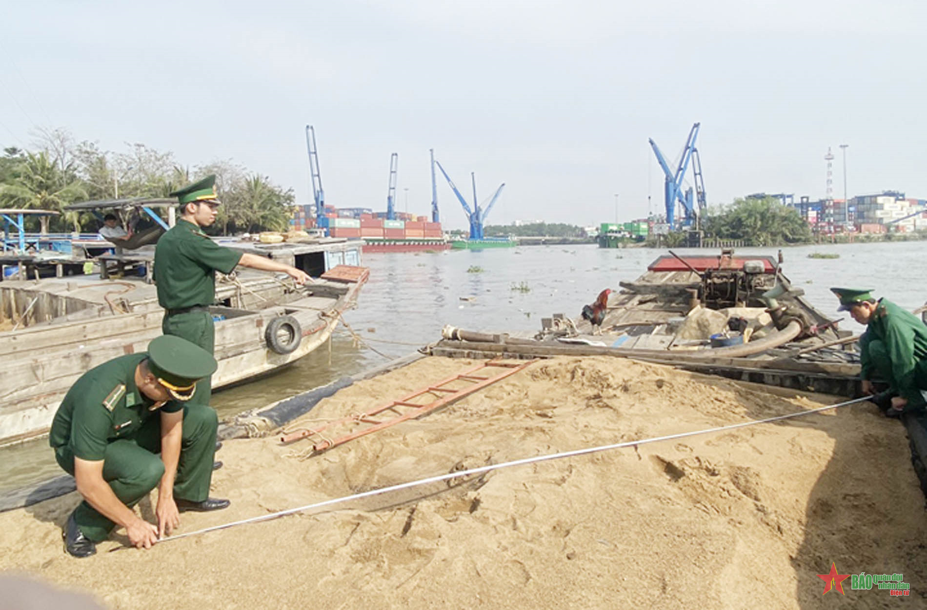 Bộ đội Biên phòng TP Hồ Chí Minh bắt giữ 2 đối tượng, 2 phương tiện chở cát trái phép tại sông Đồng Nai